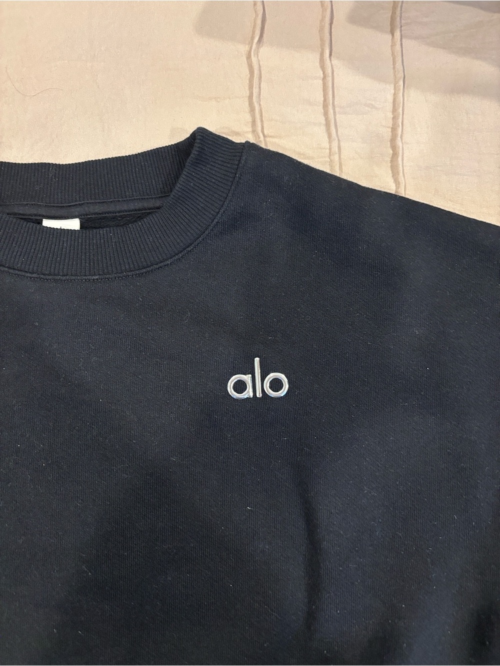 ALO Yoga Black Crewneck Sweatshirt with Logo Tag - Picture 2 of 3